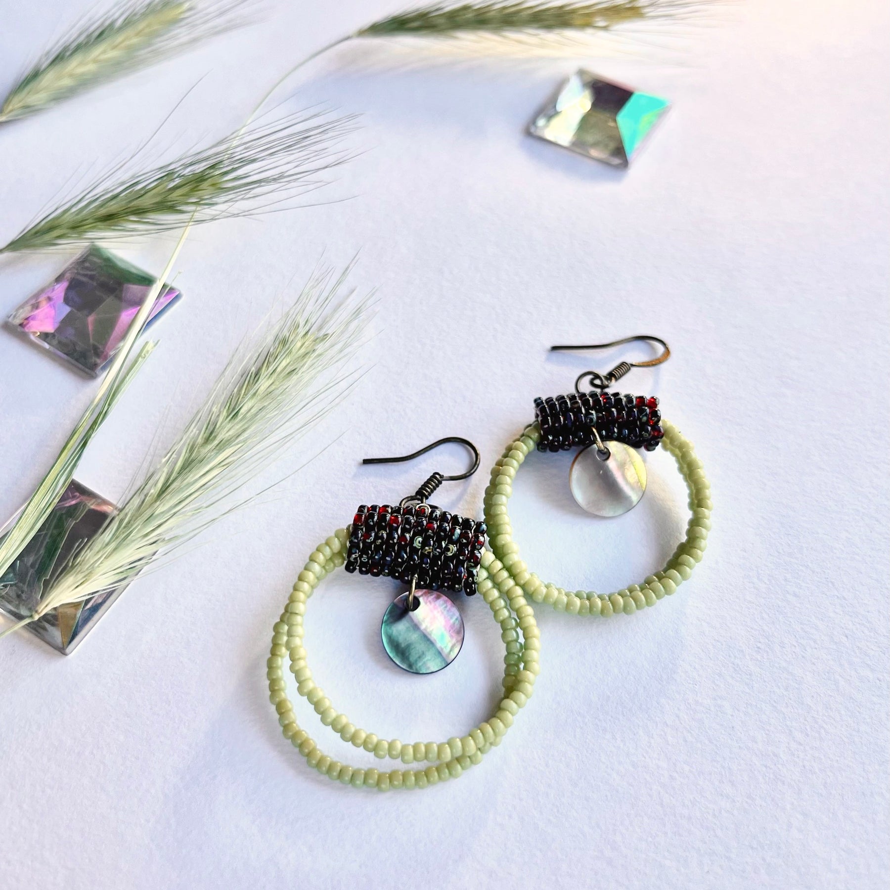 SAVANNA SUN | dangle earrings | green, brown, pearl | beaded