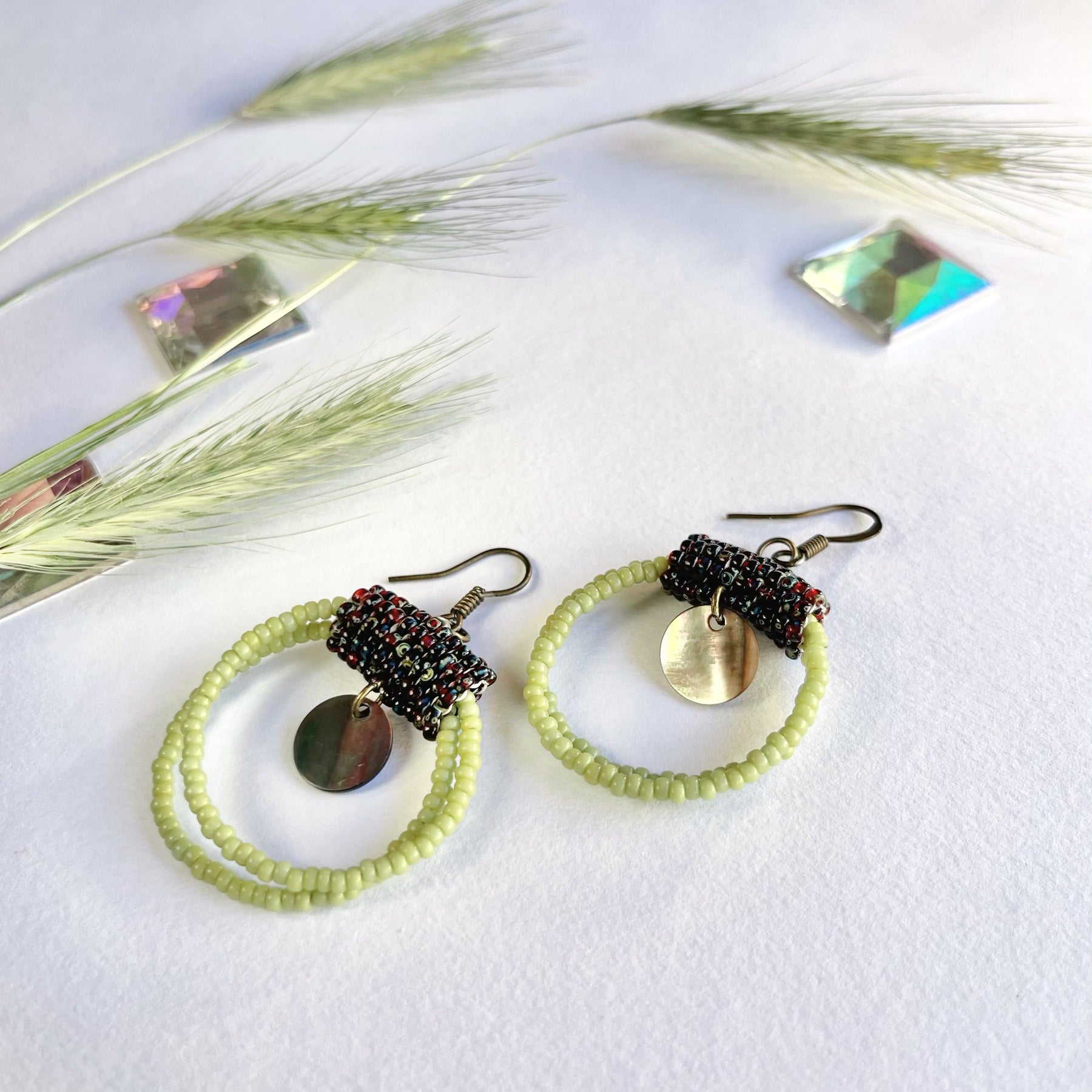 SAVANNA SUN | dangle earrings | green, brown, pearl | beaded
