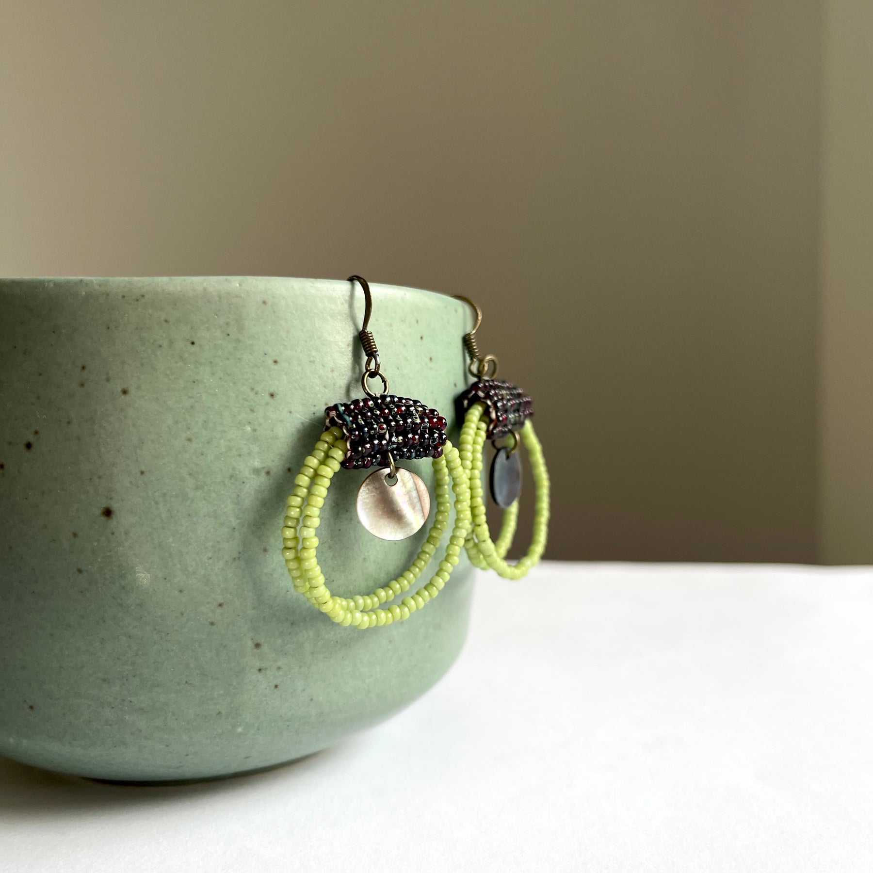 SAVANNA SUN | dangle earrings | green, brown, pearl | beaded