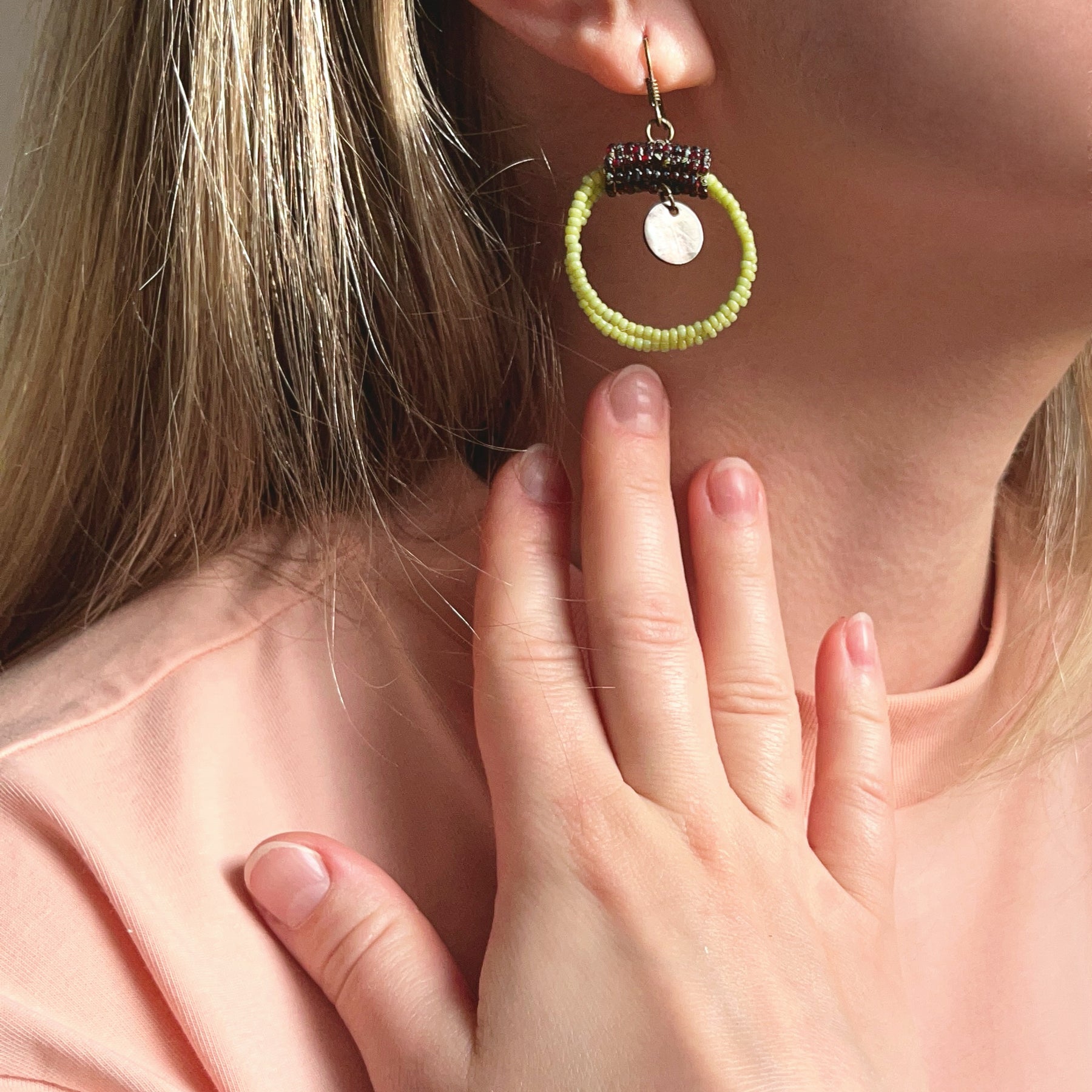 SAVANNA SUN | dangle earrings | green, brown, pearl | beaded
