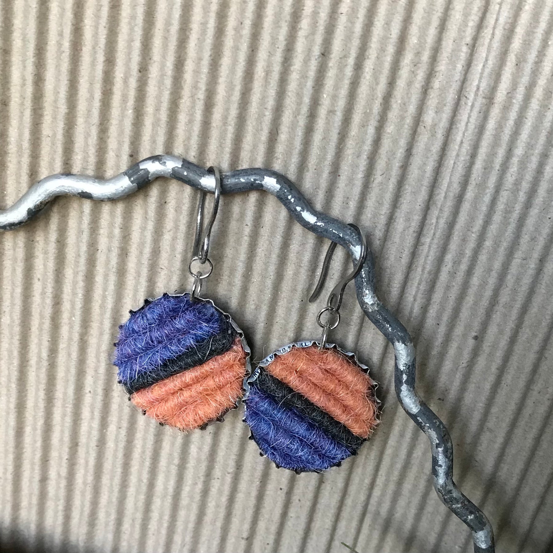 BOTTLE CAP EARRINGS WITH CARPET