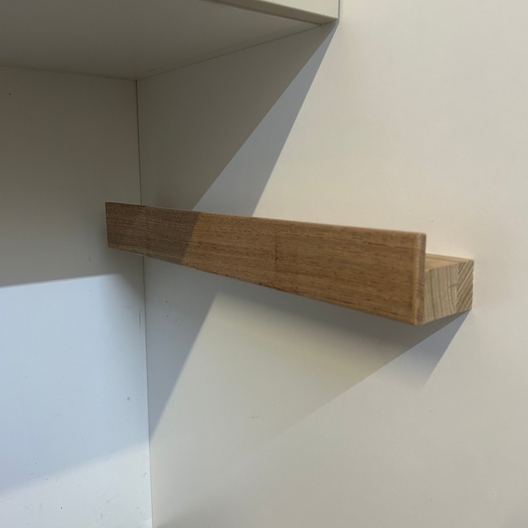 Magnetic knife block with shelf