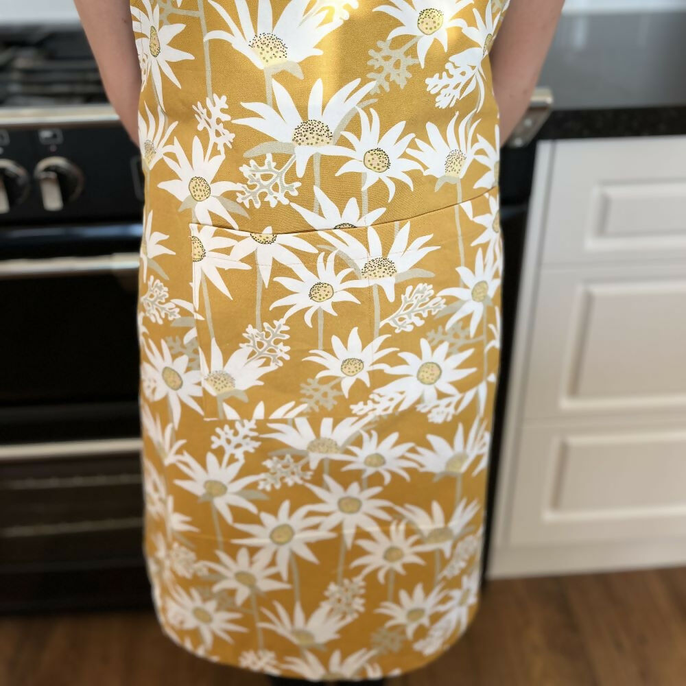Apron in Flannel Flower Cotton Canvas