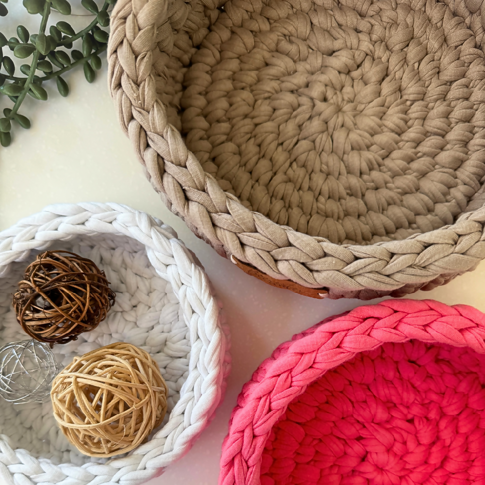 Becreates | Handmade Basket | Beige with handles | Medium | Recycled tshirt yarn