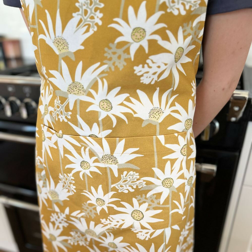 Apron in Flannel Flower Cotton Canvas