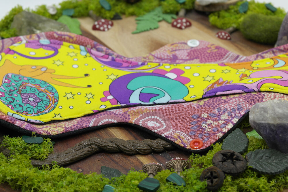 Eco-friendly reusable cloth pad 14" heavy (Mega Curvy Flare) - Hippy snail