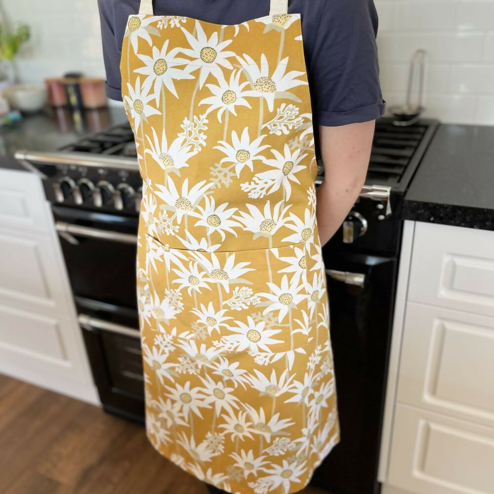Apron in Flannel Flower Cotton Canvas