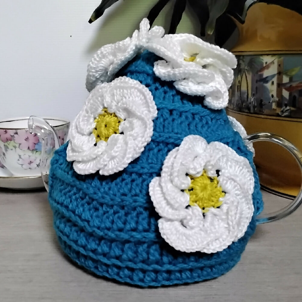 Small to medium sized tea cosy with stylised poppies