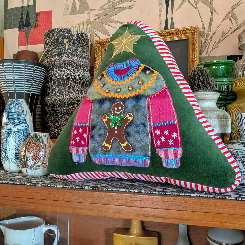 Gingerbread cushion with vases