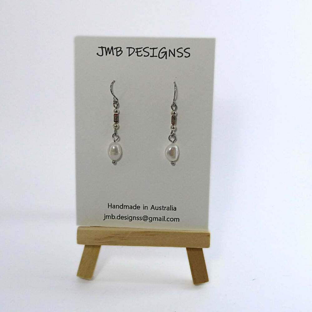 Stainless steel resistor and pearl showcase M010