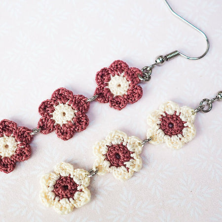 String of daisies micro-crochet earrings - dusty pink