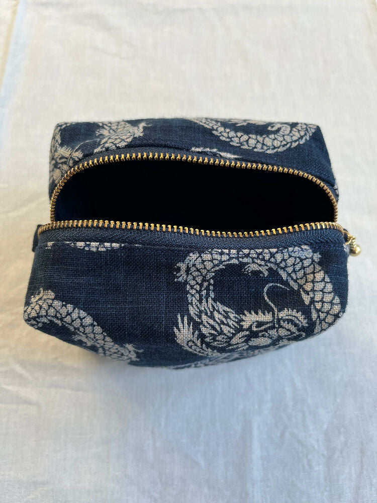 Zipper pouch dragon