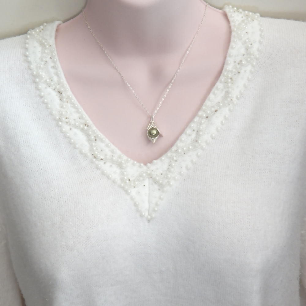 One Pea In A Pod Necklace Friendship Necklace or Sisters