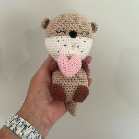 Valentine's otter holding a heart