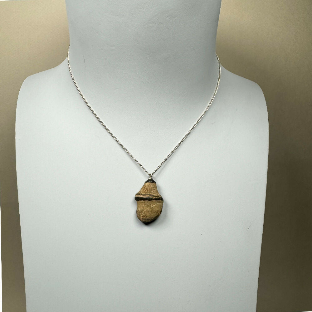 Pebble necklace on bust