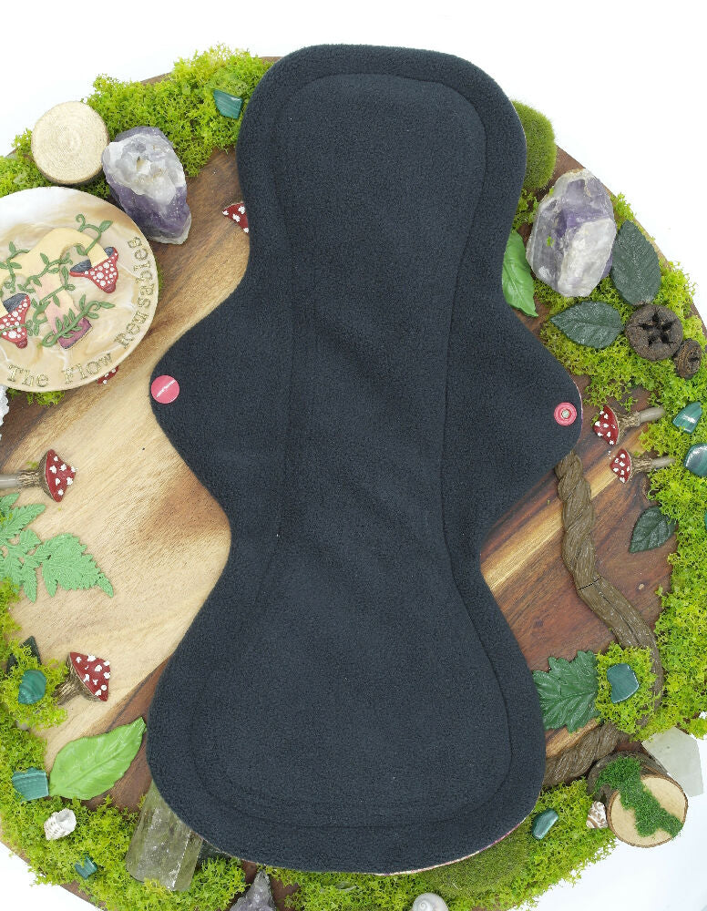 Eco-friendly reusable cloth pad 14" heavy (Mega Curvy Flare) - Hippy snail