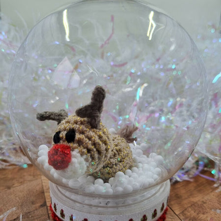 Snow globe reindeer