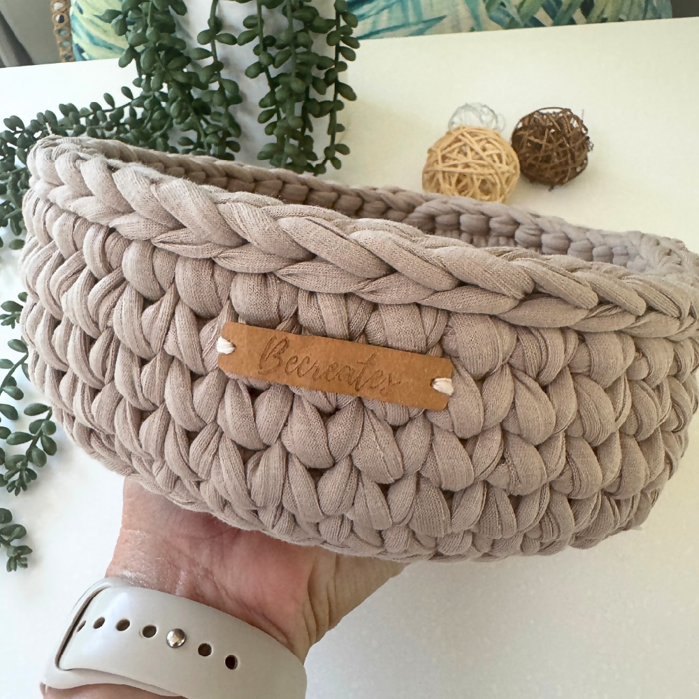 Becreates | Handmade Basket | Beige with handles | Medium | Recycled tshirt yarn