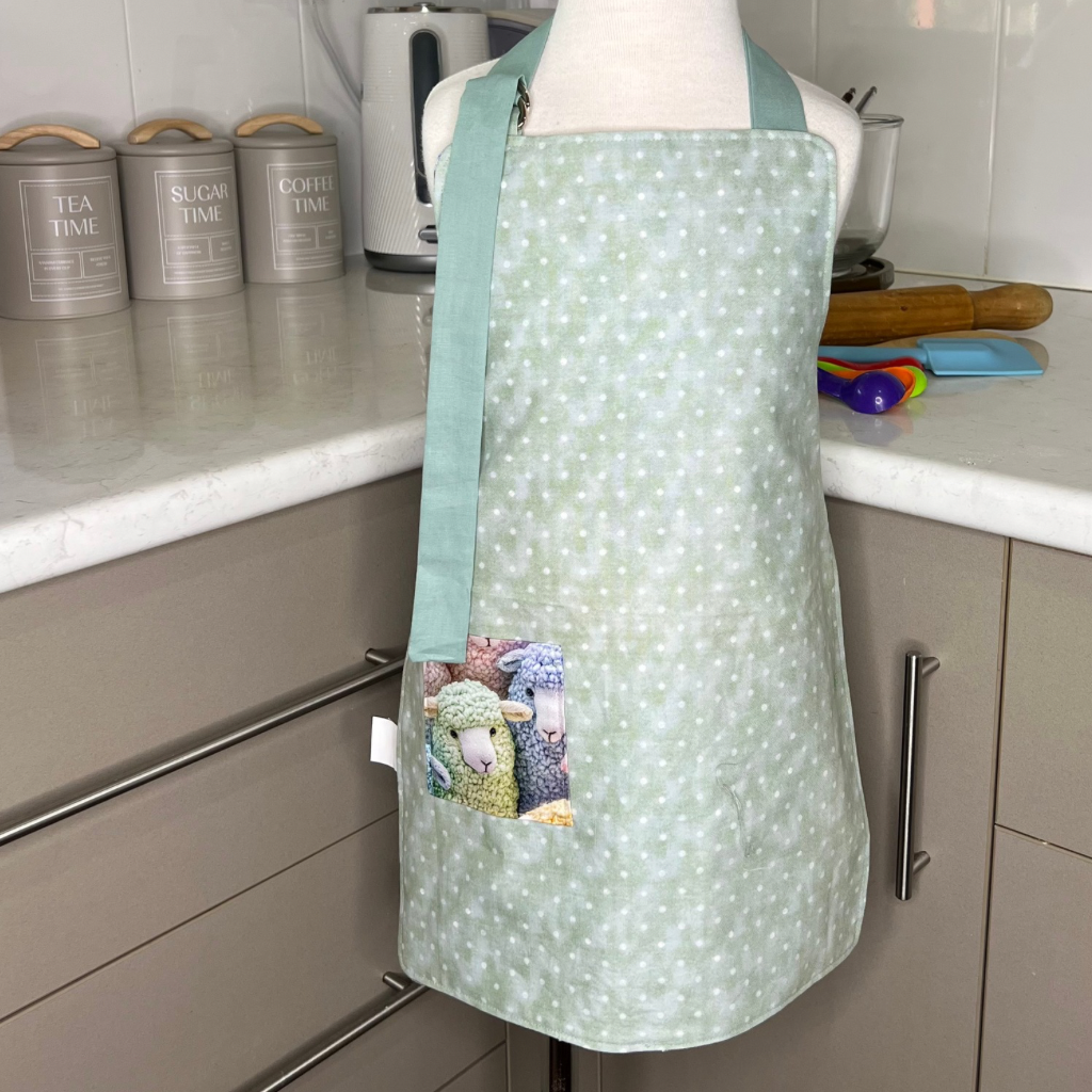 Apron .. Children's reversible .. Sheep