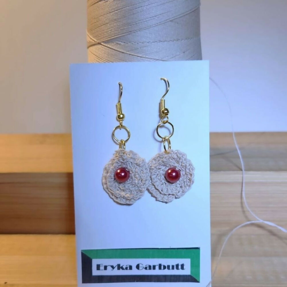 Microcrochet dangle earrings shell shape with red pearl.