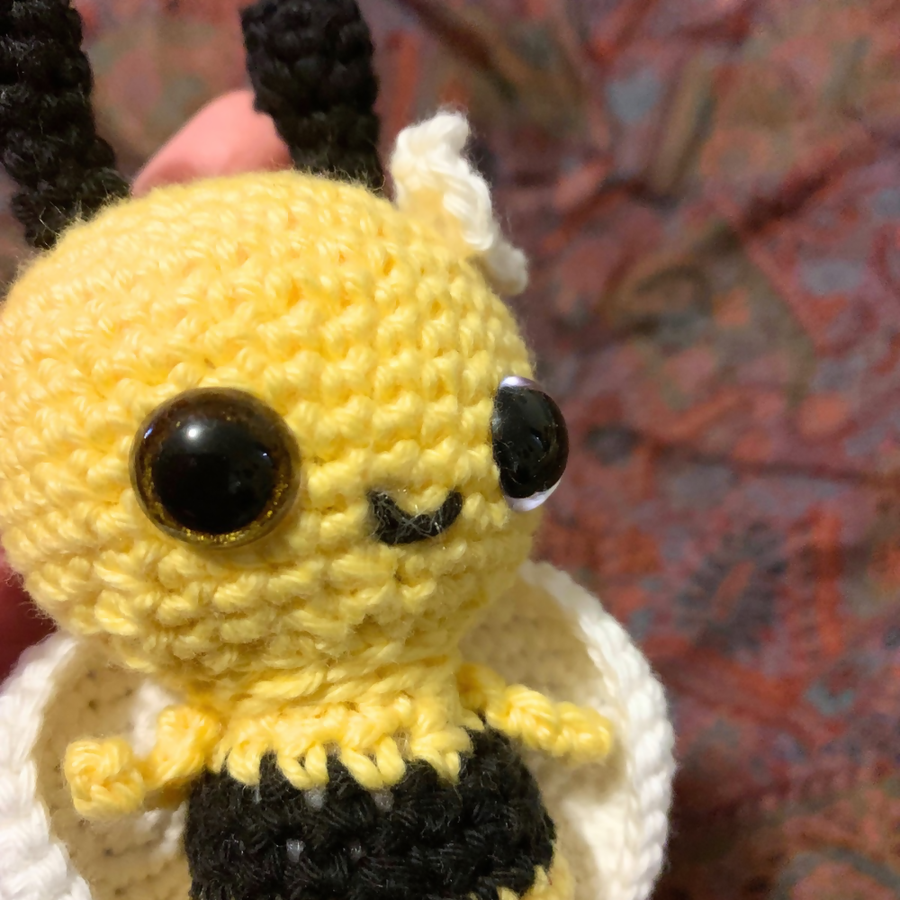 PRODUCT-1000x1000-store - Crochet-bee-closeup-thoughts-held-in-time-crochet