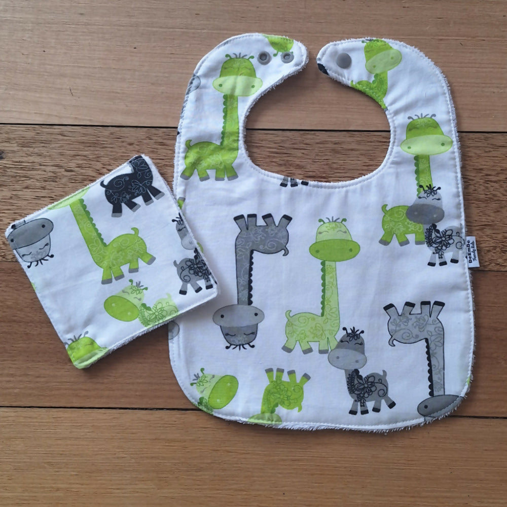 baby-bib-and-wipe-gift-set-giraffes