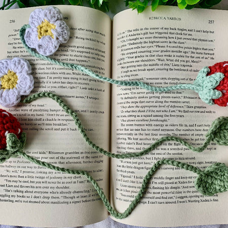 Crochet Daisy Flower Bookmark – Strawberry Book Accessory – Cute Gift for Book Lovers – Teacher Gift