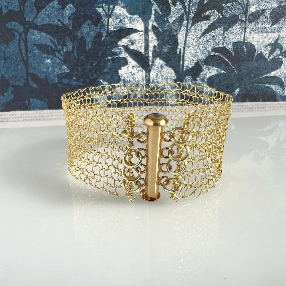 Knitted gold colour bracelet clasp