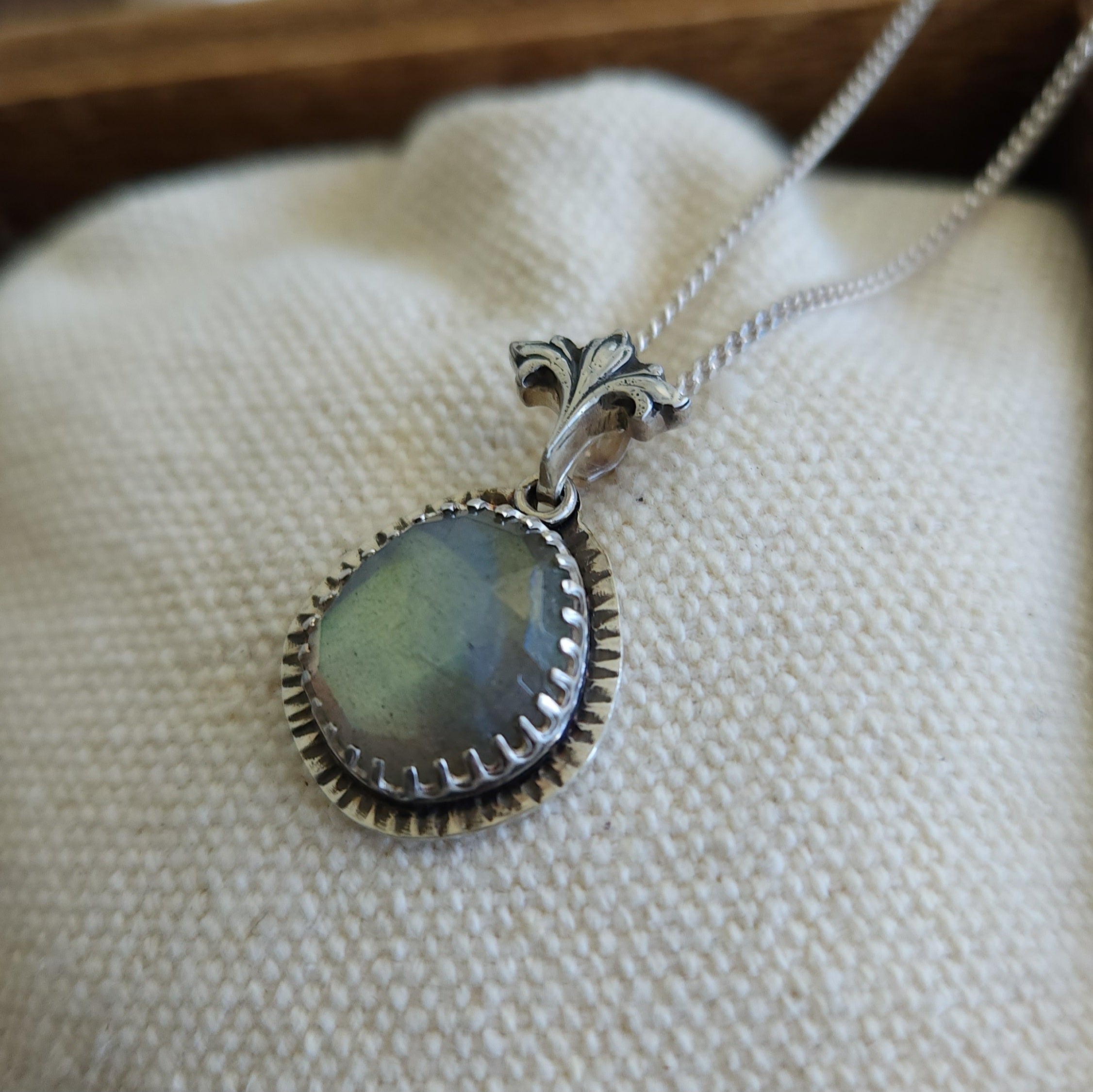 Dreamy labradorite pendant with fancy bail