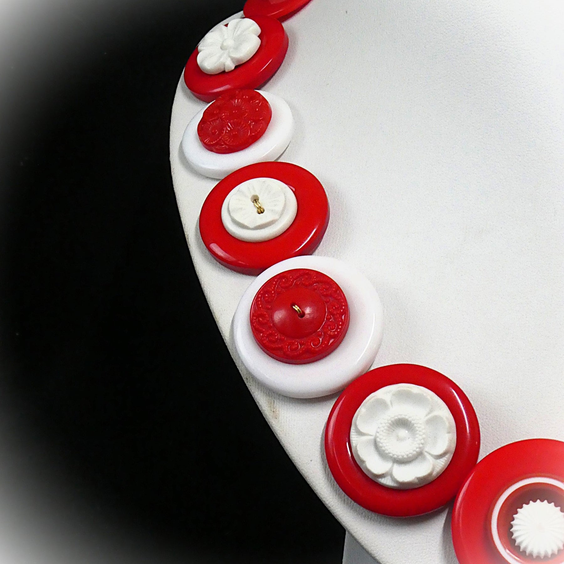 Button necklace - Red flowers