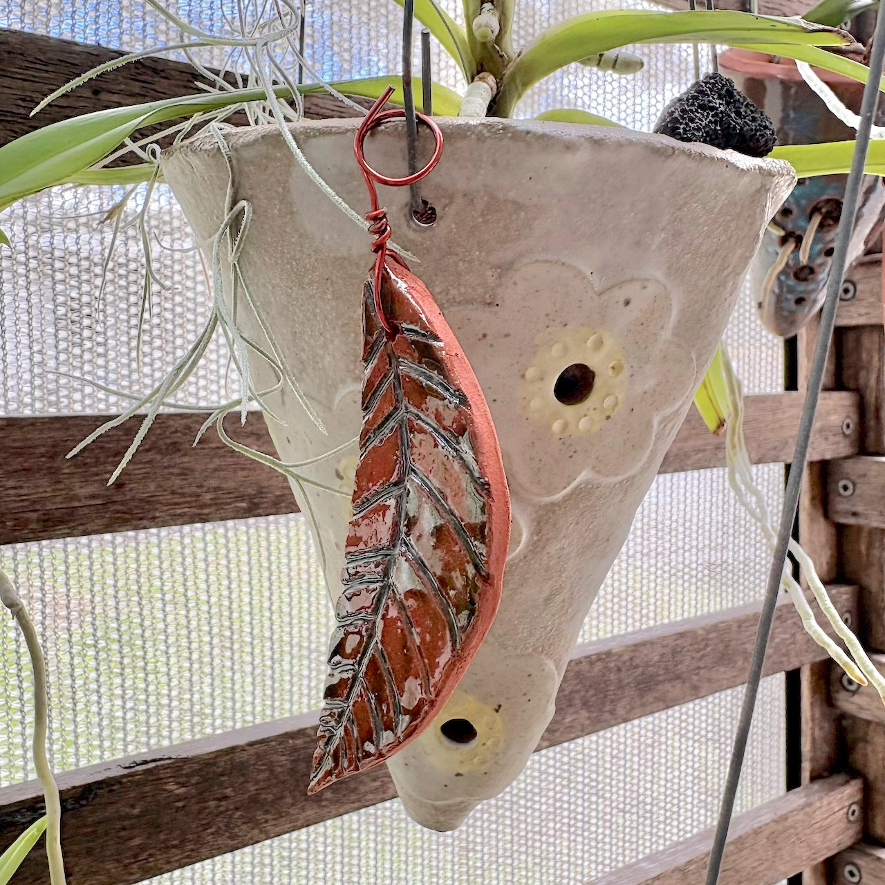 Ceramic handcrafted leaf tags – set of 3