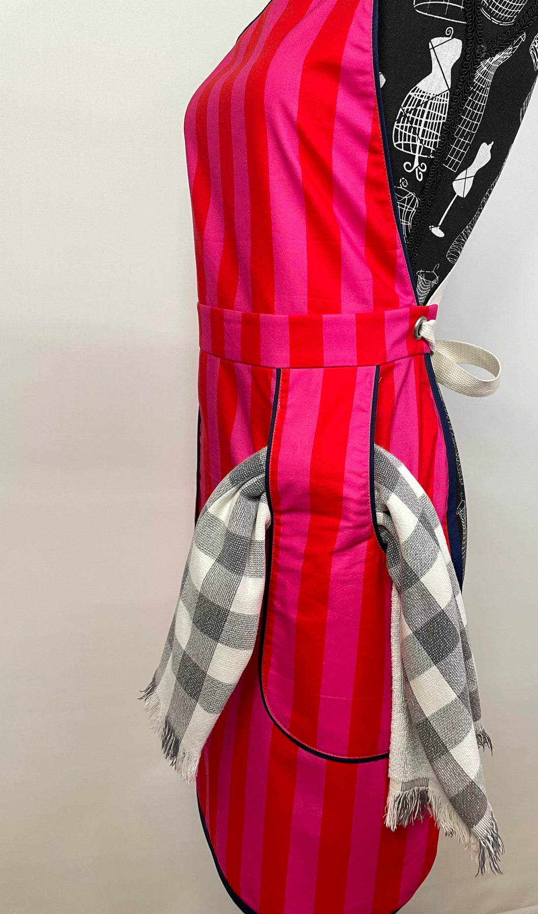 Apron - Adjustable / Fitted / Unique pocket design.