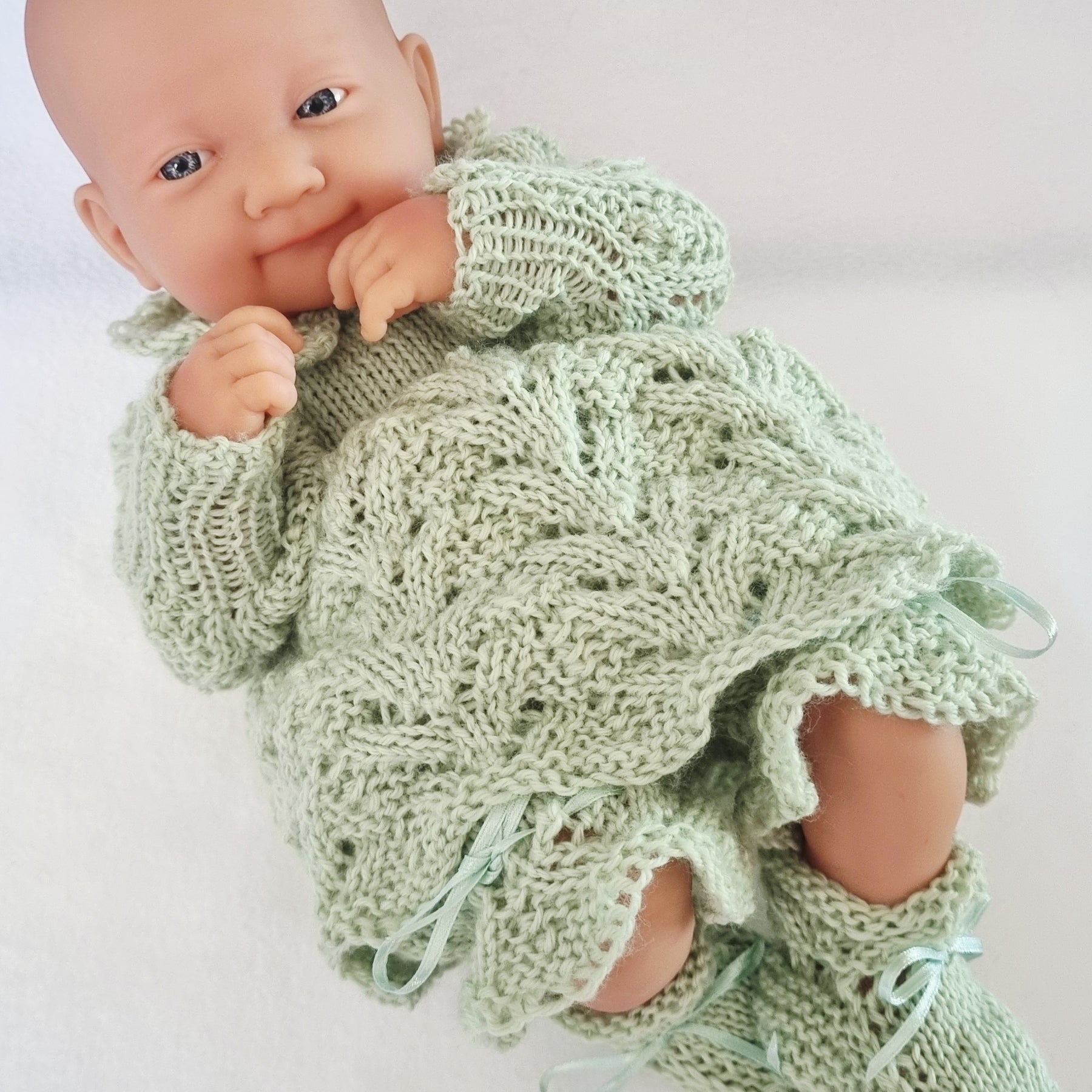 Hand knitted 3 piece Reborn Baby/Premmie hand knitted outfit - Newborn gift set - BB01