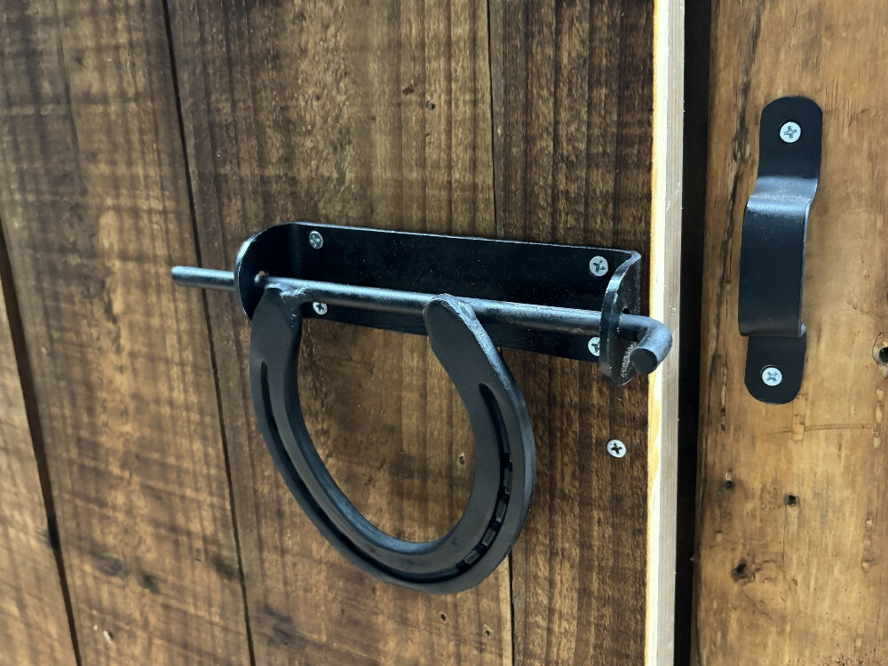 Horseshoe door latch slight open
