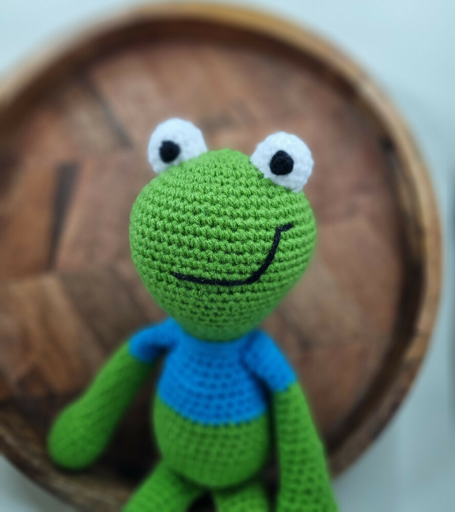 Frog crochet toy