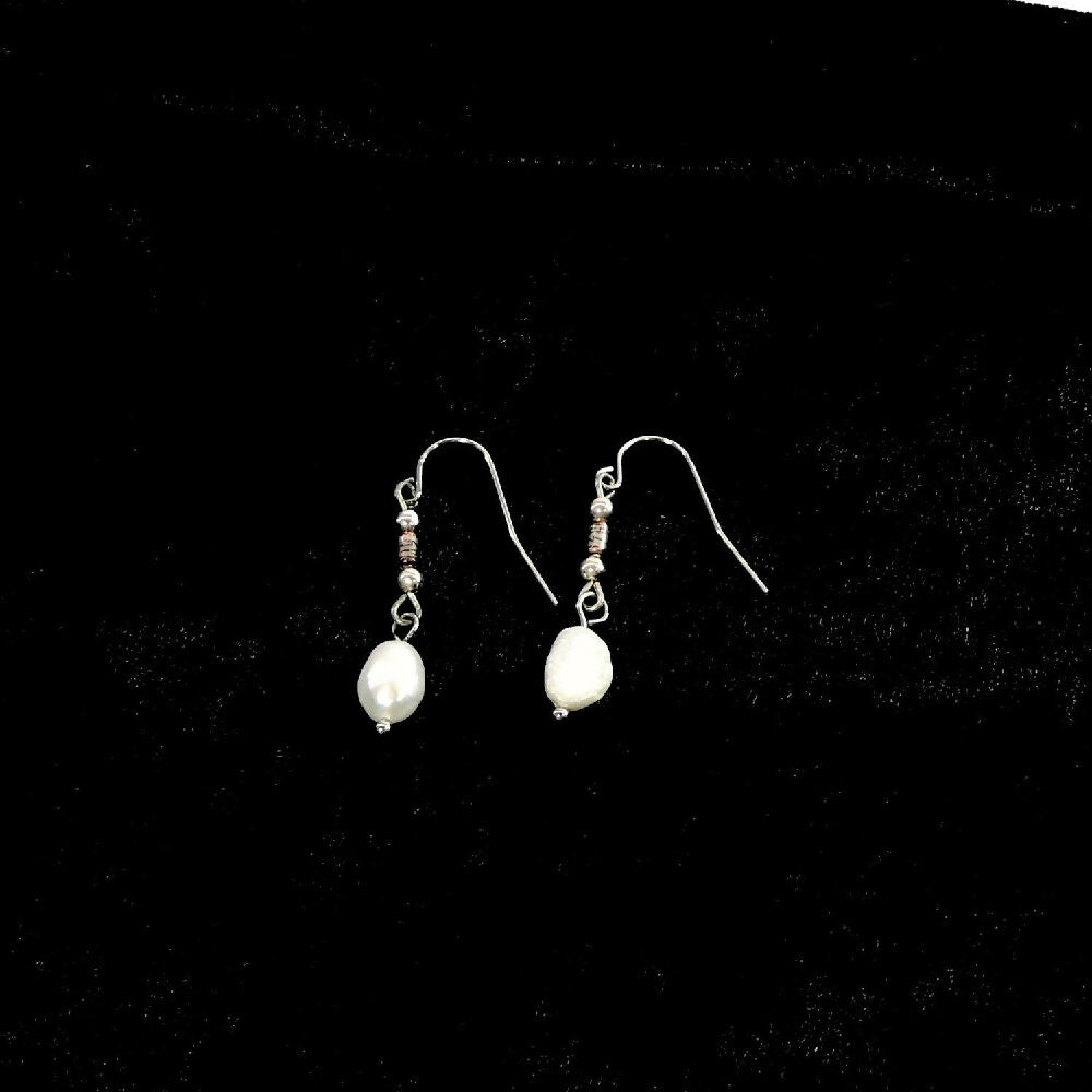 Stainless steel resistor and pearl showcase 2 M010