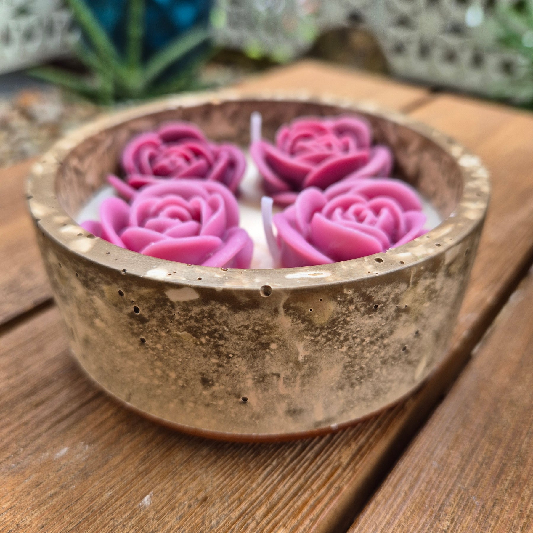 Round fluted brown concrete bowl candle with burgundy roses