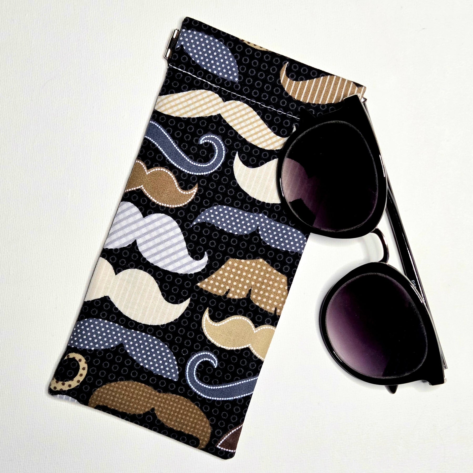 Sunglasses pouch in moustache fabric