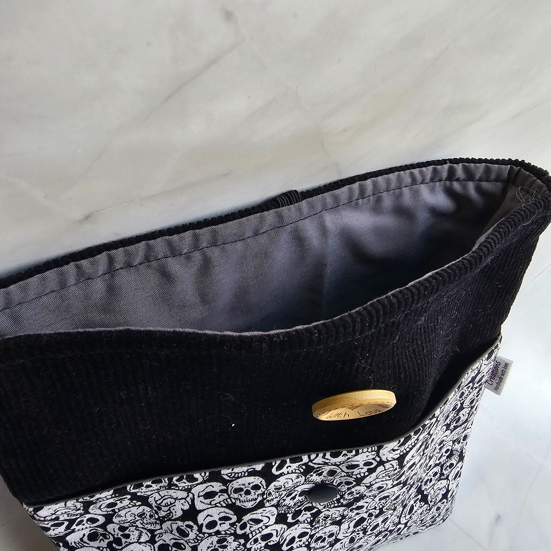 I-Pad/Book Sleeves - Skulls