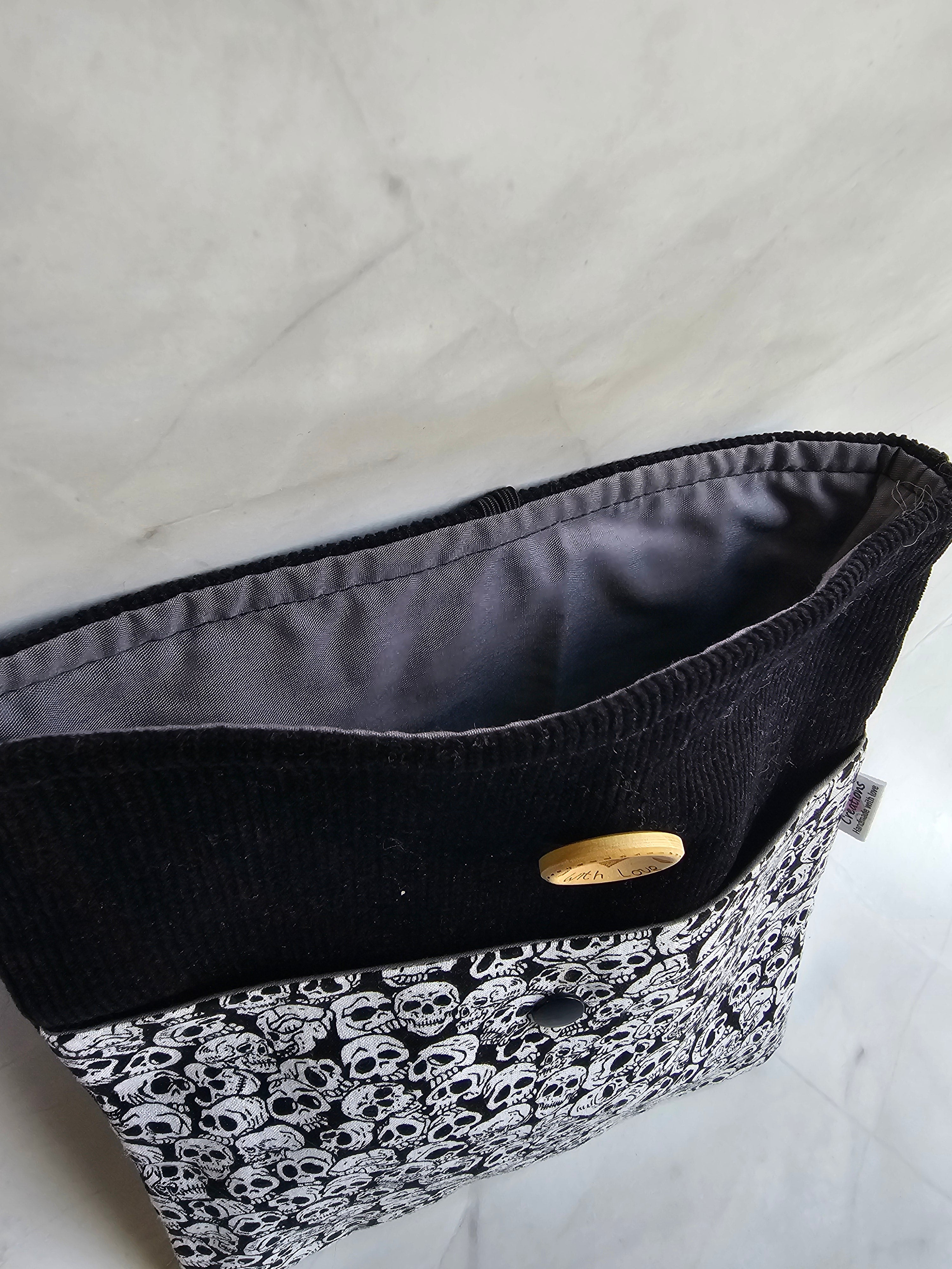 I-Pad/Book Sleeves - Skulls