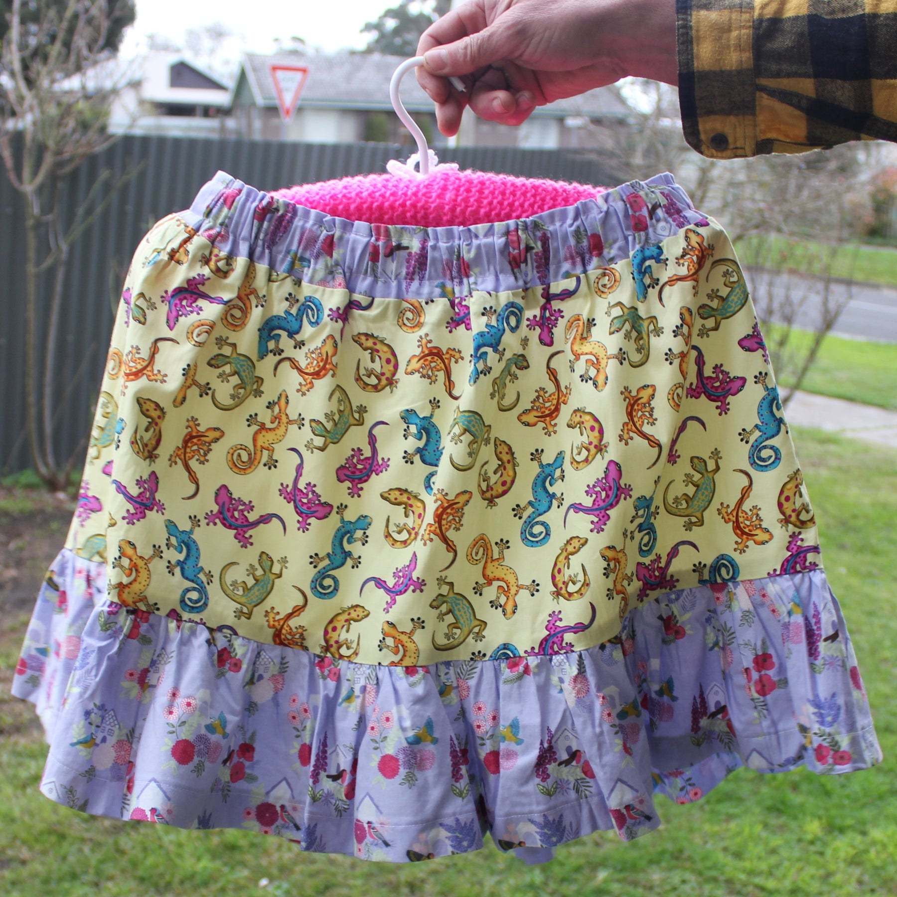 Womens Size Medium, Short Skirt, Lizards/Country Floral.