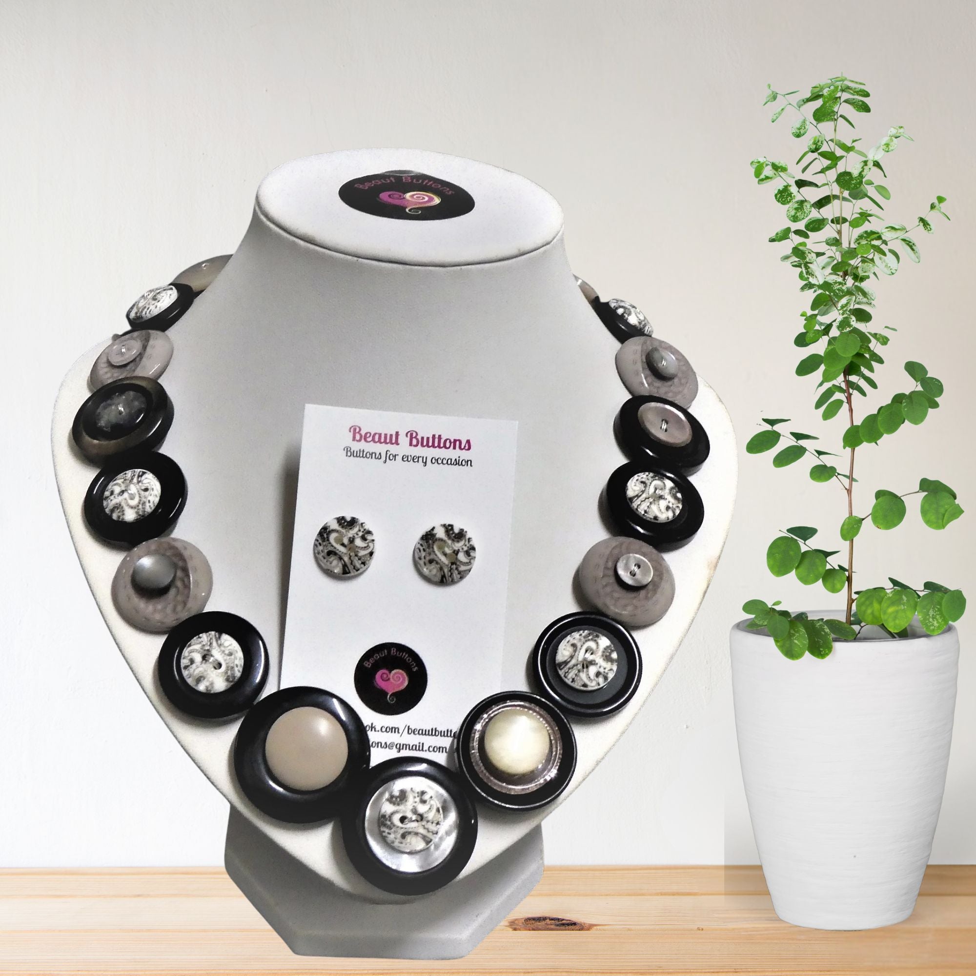 Button necklace and earrings - Hot Chocolate