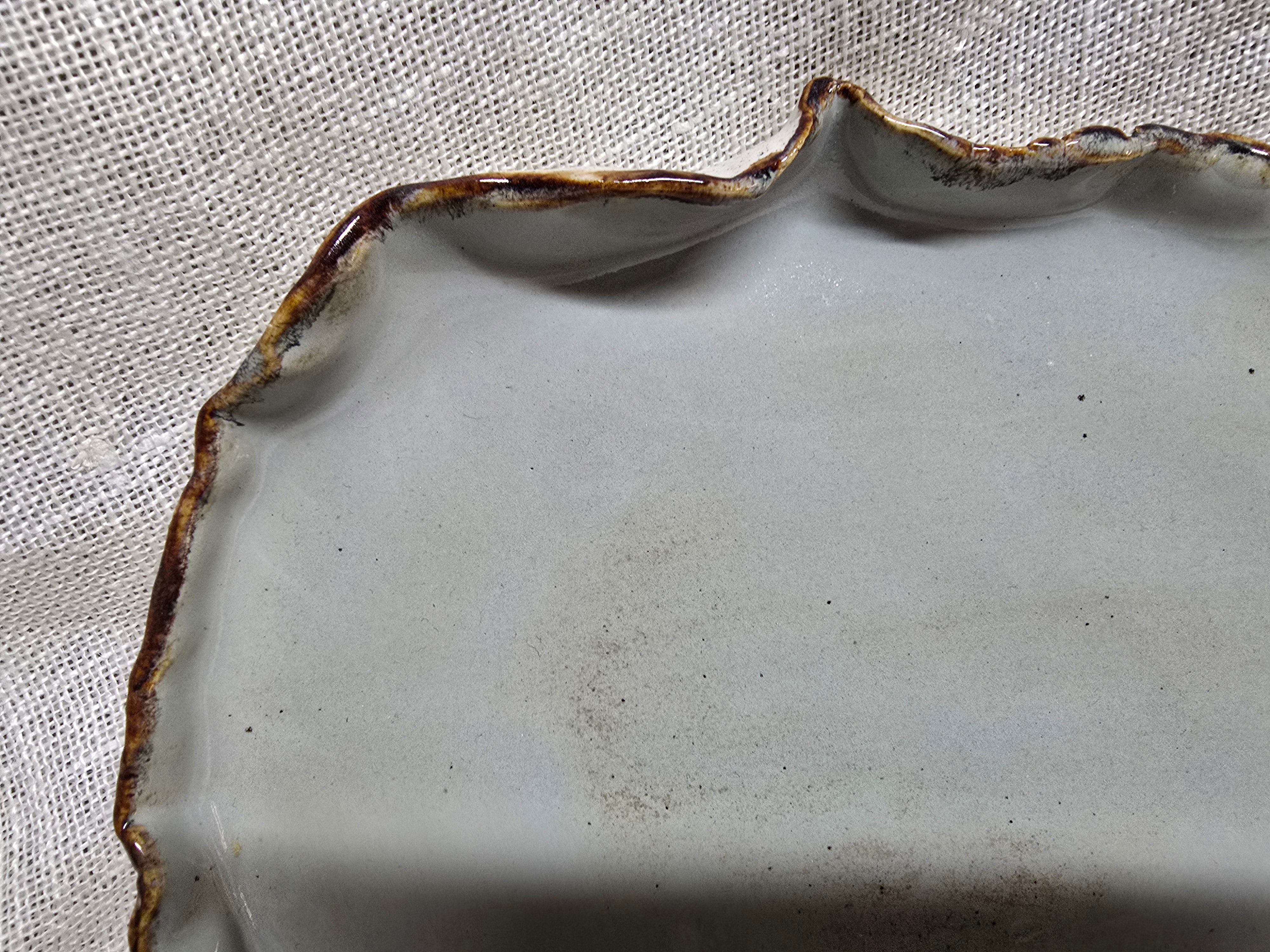 Wave-edged plate No 3