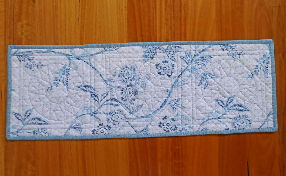 web-LMC_4025-blue-reverse-s