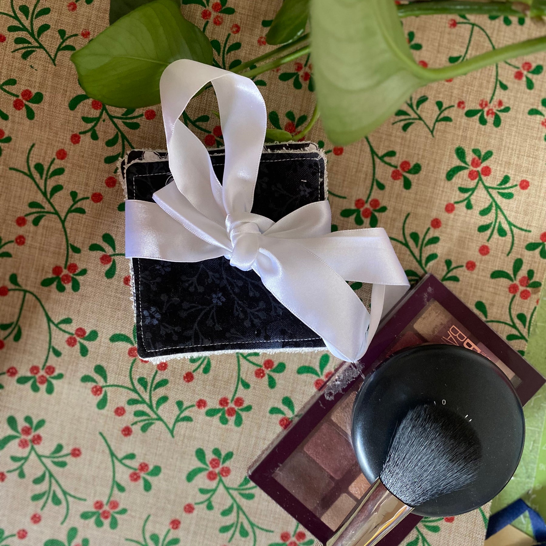 Black & White Floral Reusable Makeup Remover Pad –