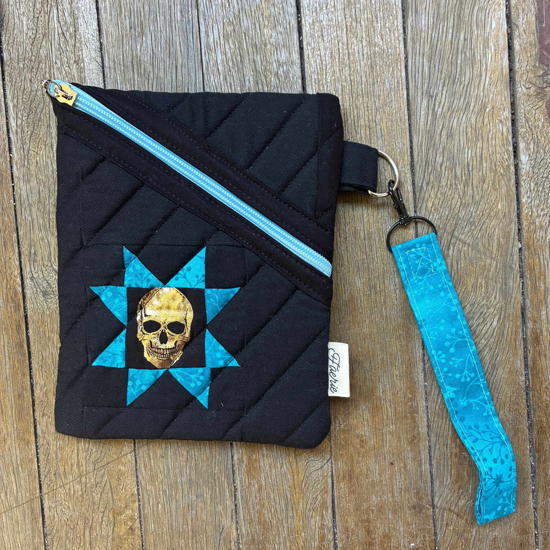 The Skull eReader Bag (Black & blue)