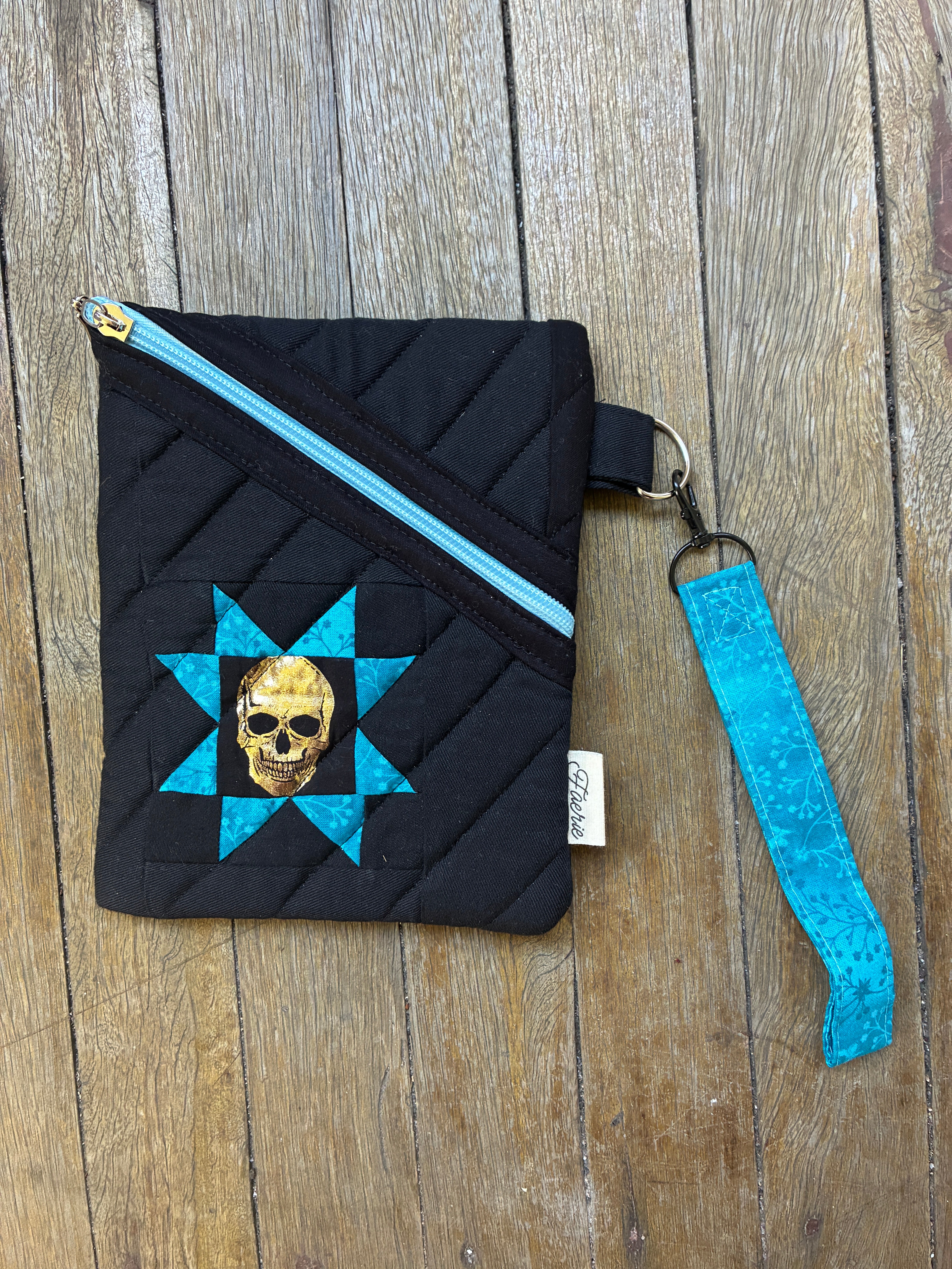The Skull eReader Bag (Black & blue)
