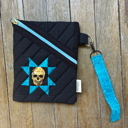 The Skull eReader Bag (Black & blue)