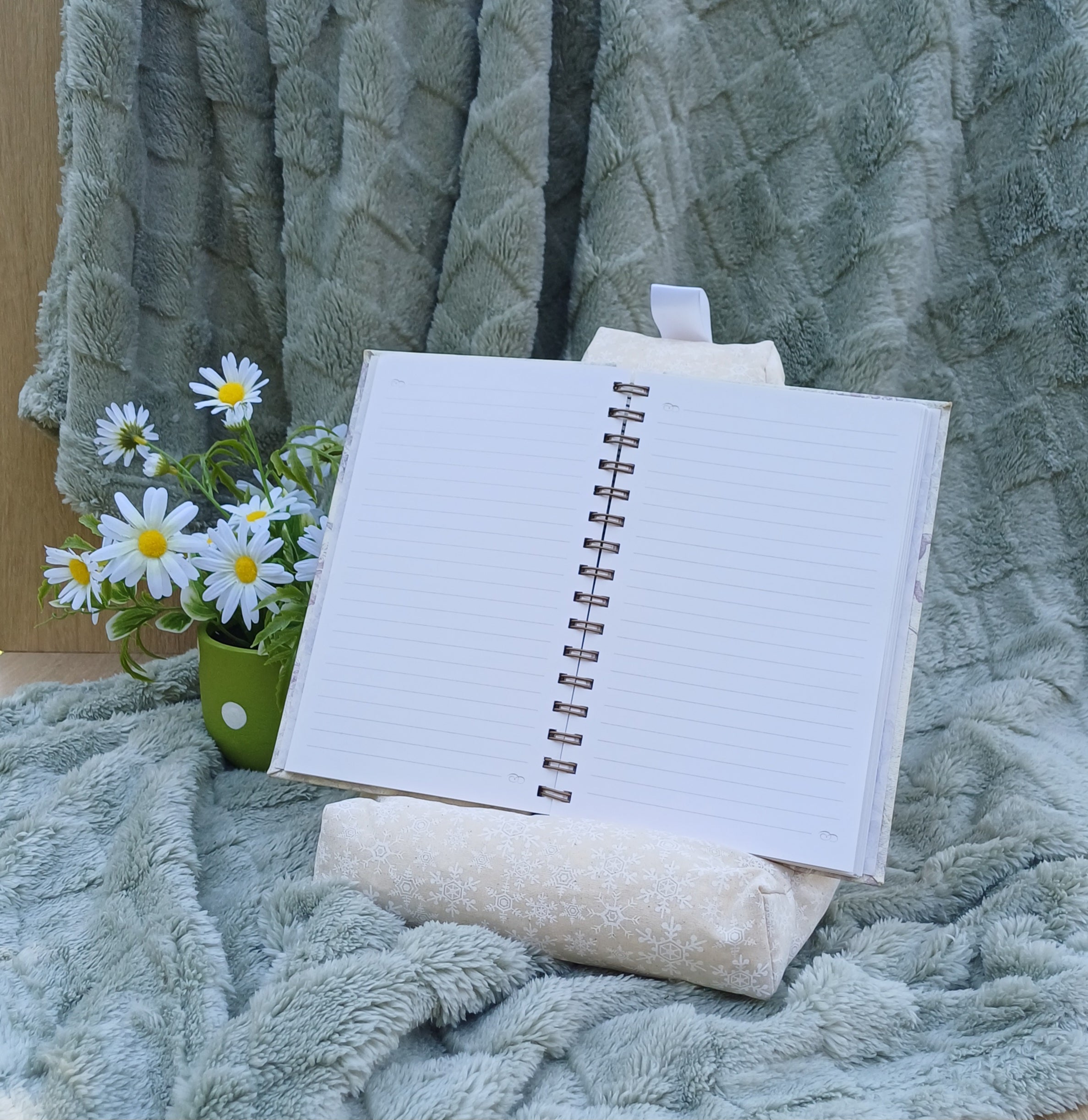Black Cat Design Pillow Stand to suit Book and Tablet