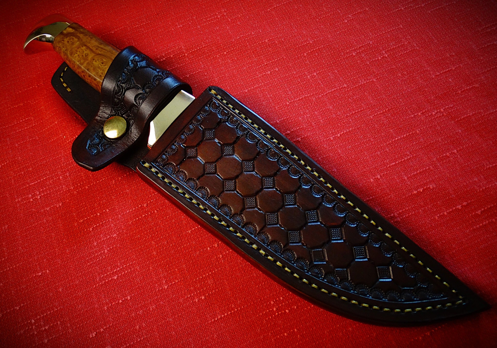 Bowie knife, leather sheath, Burl timber